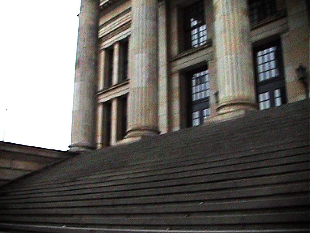 Video-Still aus: KREDIT #2 // Kettenfilm mit Philip Kovačevič // Berlin 2007